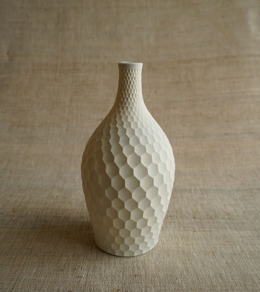 無釉しのぎ亀甲花器 B　Honeycomb Flower Vase B