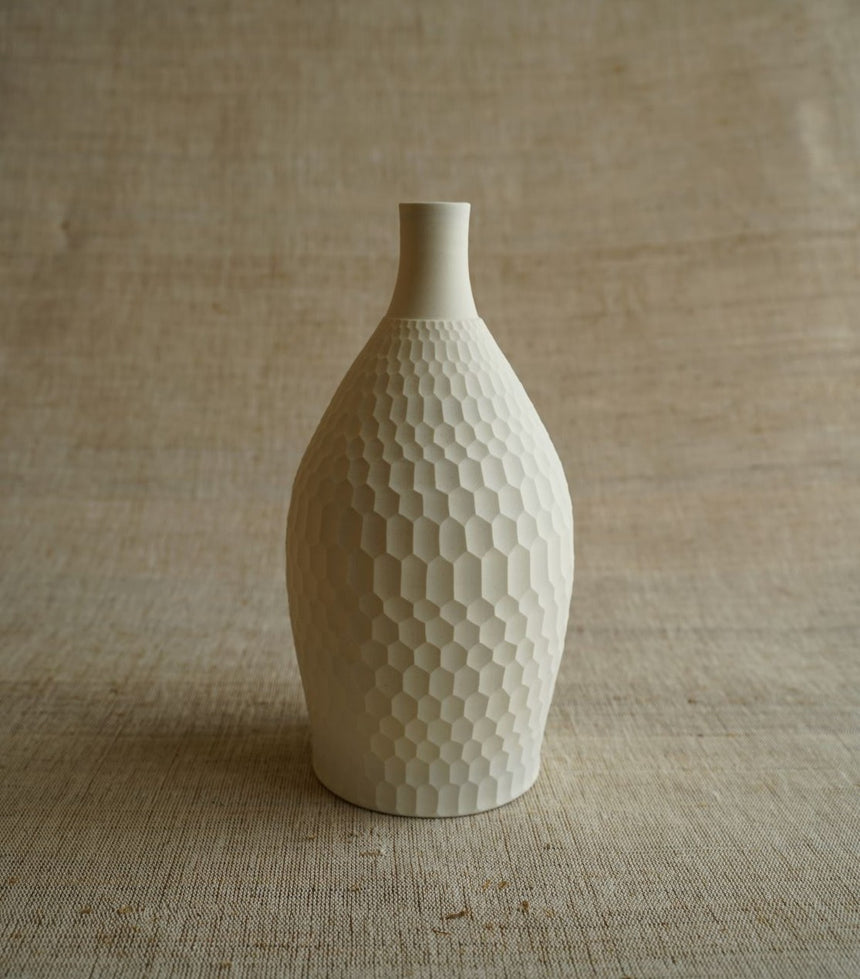 無釉しのぎ亀甲花器　A　Honeycomb Flower Vase　A